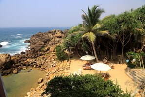 해변에 위치, 일광욕 의자, 비치 파라솔