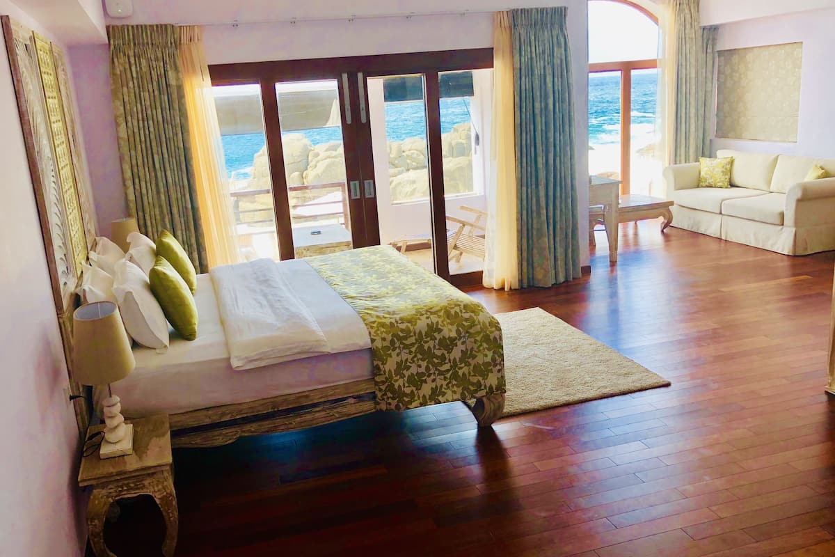 deluxe room | minibar, in-room safe, desk, free cots/infant beds