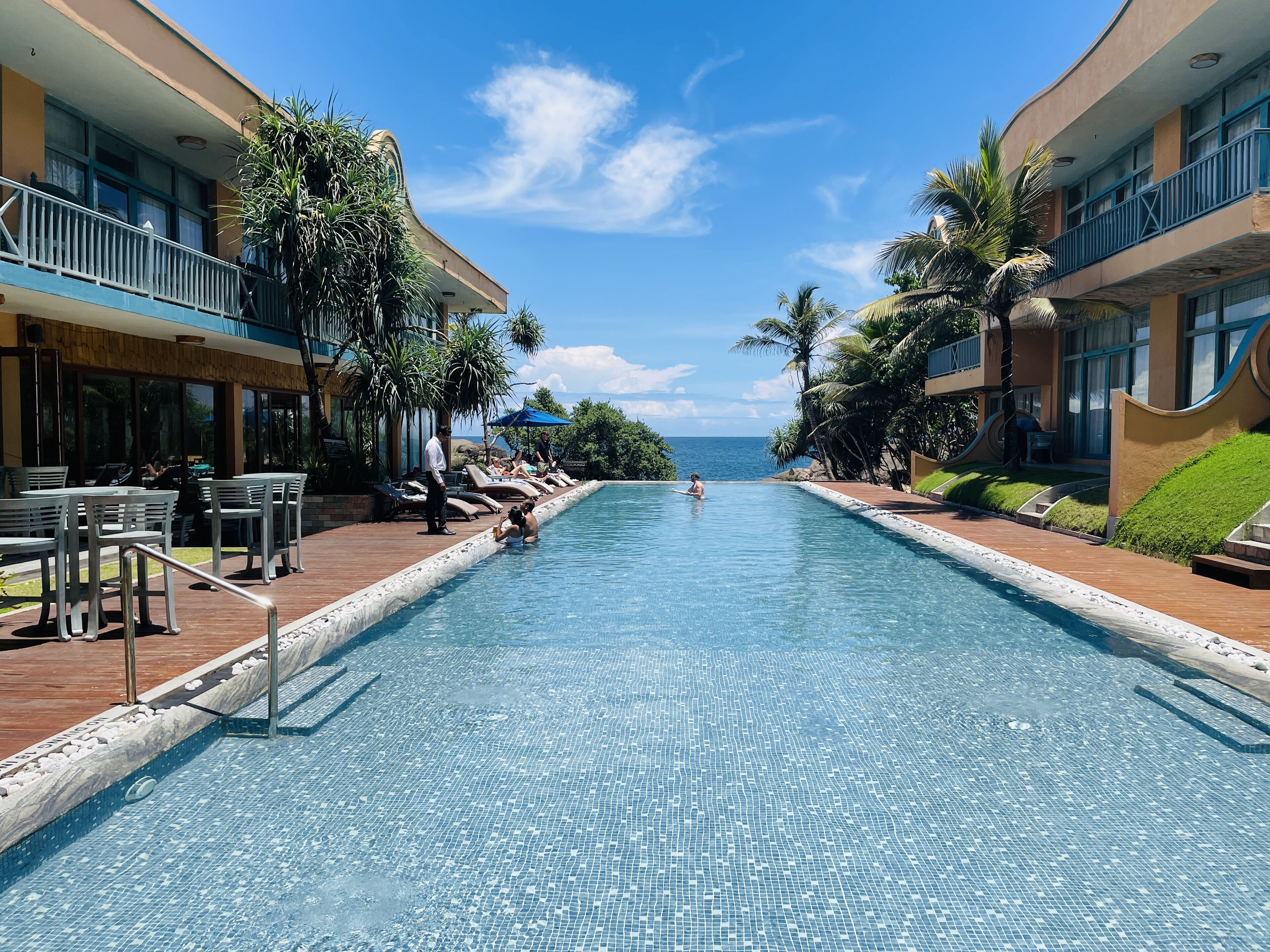 Kolam renang outdoor, dengan kursi berjemur