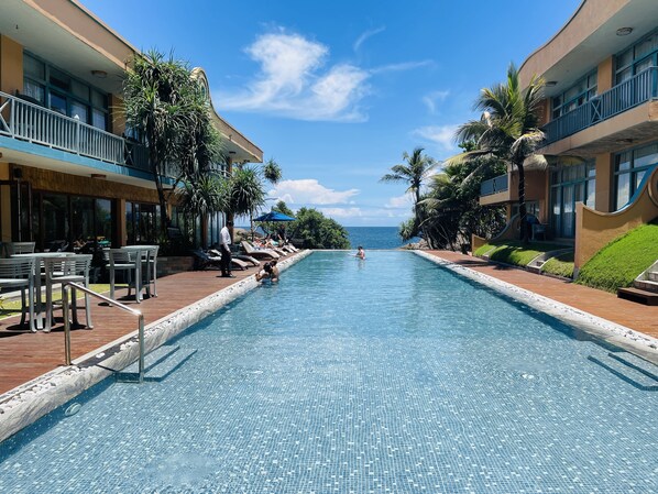 Piscine extérieure, chaises longues