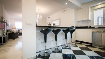 3 bedroom Superior Cuarteles  | Privékeuken | Een koelkast/vriezer, een magnetron, een oven, een kookplaat