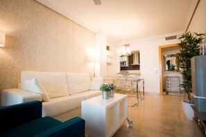 2 bedroom with terrace sea view Pacifico | Wohnbereich | 30-Zoll-Flachbildfernseher mit Digitalempfang, Fernseher