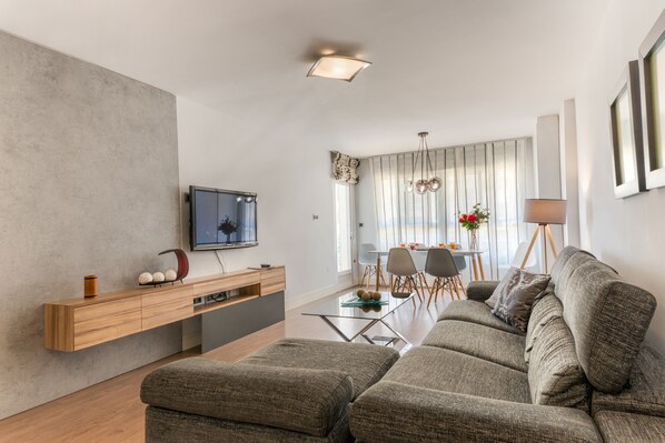 3 bedroom with terrace close beach Paseo Maritimo Antonio Machado  | Salle de séjour | Télévision à écran plat de 30 pouces avec chaînes numériques, télévision