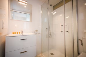 3 bedroom Superior Cuarteles  | Badeværelse | Bruser, hårtørrer, håndklæder