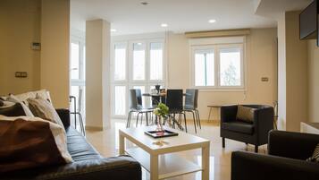 3 bedroom comfort Pasillo del Matadero  | Woonruimte | Een 30-inch flatscreentelevisie met digitale zenders en een televisie