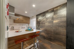 3 bedroom with terrace close beach Paseo Maritimo Antonio Machado | Cocina privada | Refrigerador con congelador, microondas, horno y parrilla de estufa