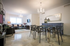 3 bedroom Superior Cuarteles | Essbereich im Zimmer