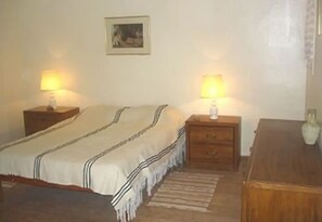 1 habitación, tabla de planchar con plancha y cunas gratuitas