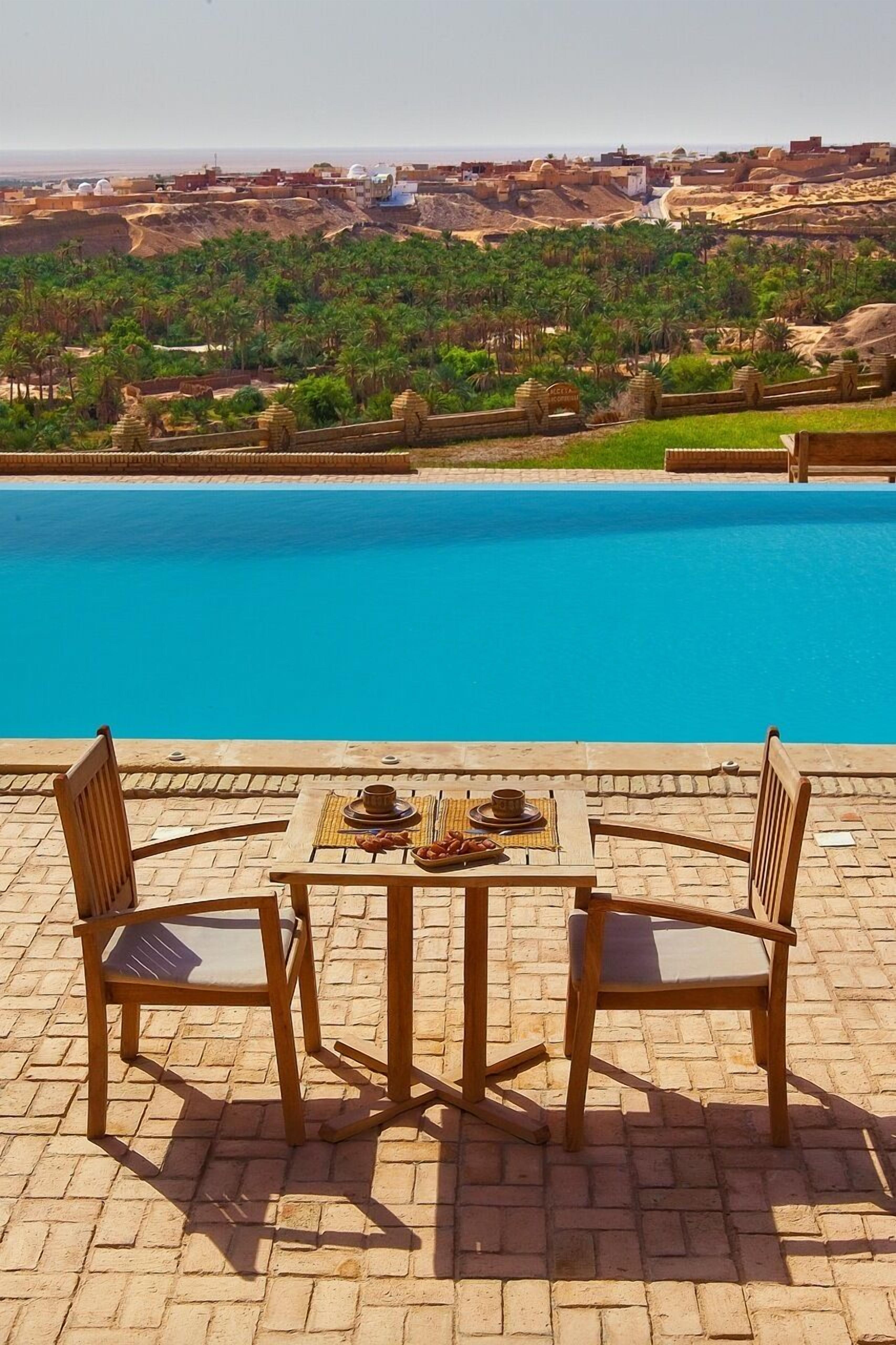 ランチ、ディナーに営業