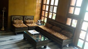 Lobby sitting area - Hotel Divya (Varanasi)