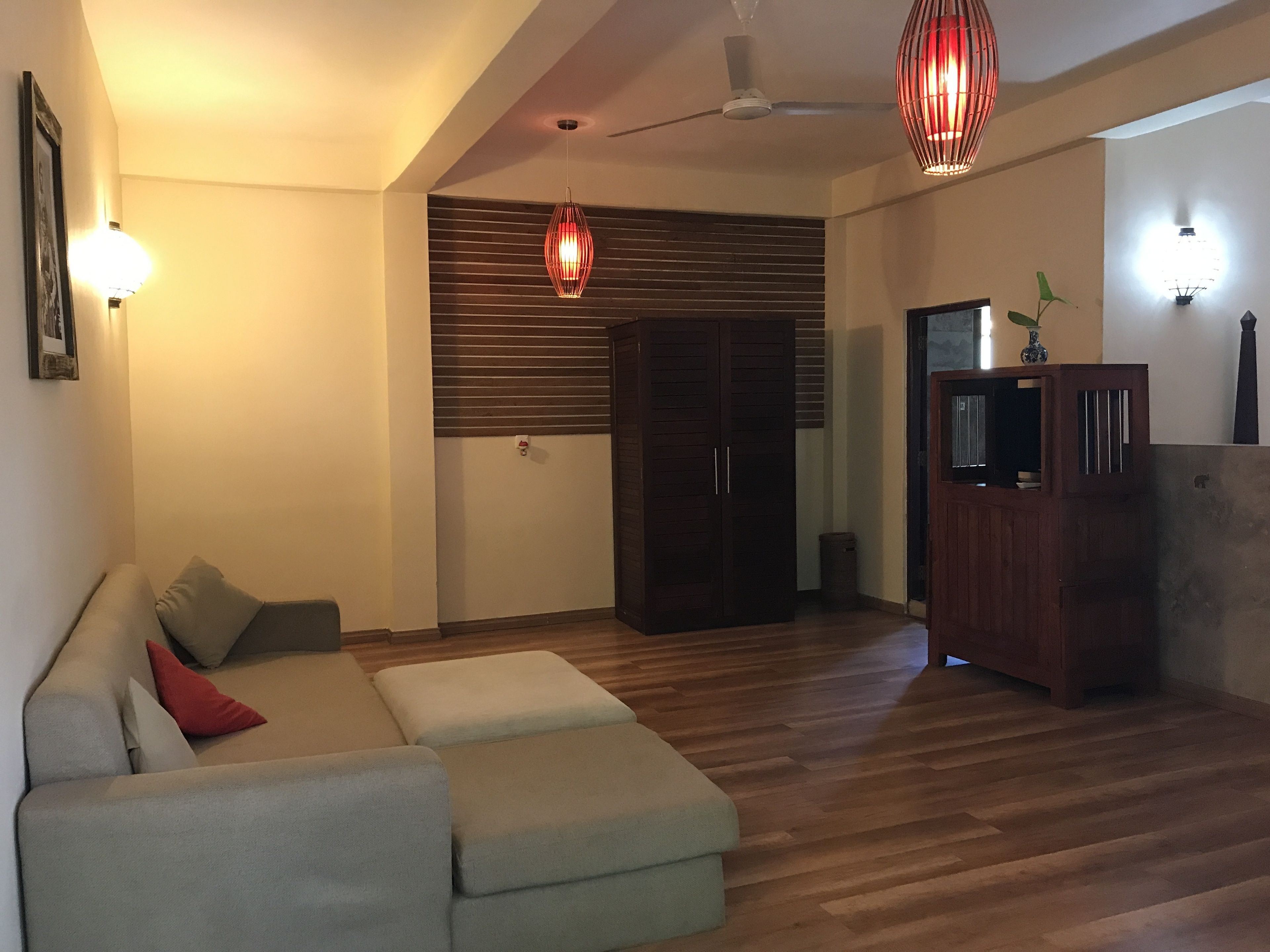 deluxe room | living area | flat-screen tv