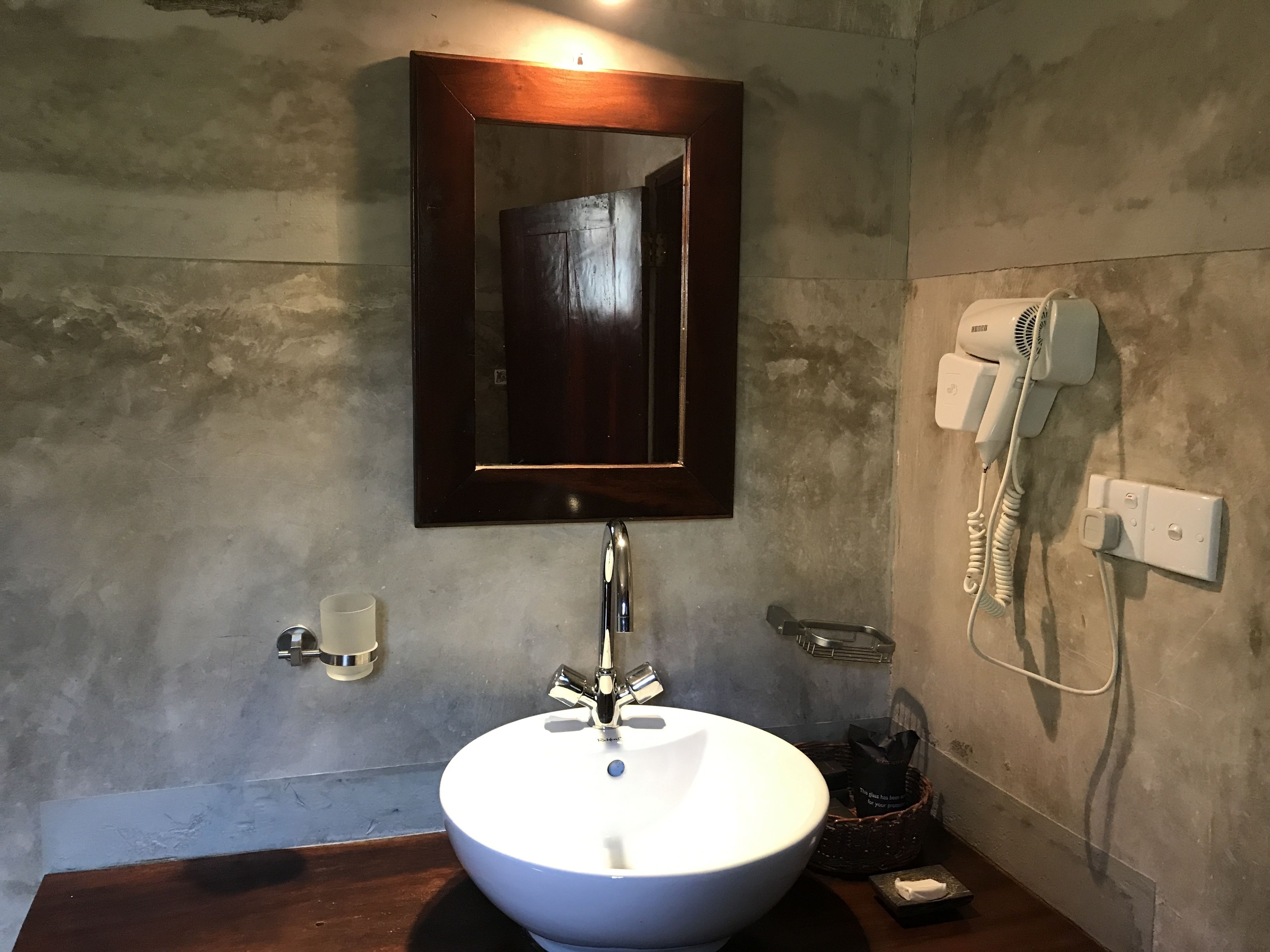 deluxe room | bathroom sink