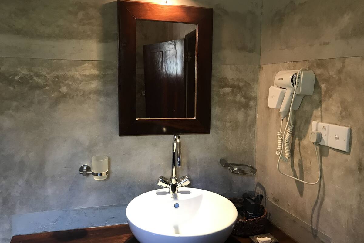 deluxe room | bathroom sink