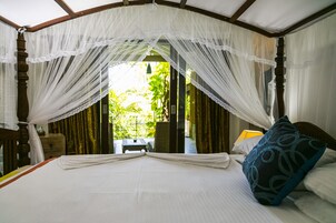 Minibar, caja de seguridad en la habitación y escritorio 