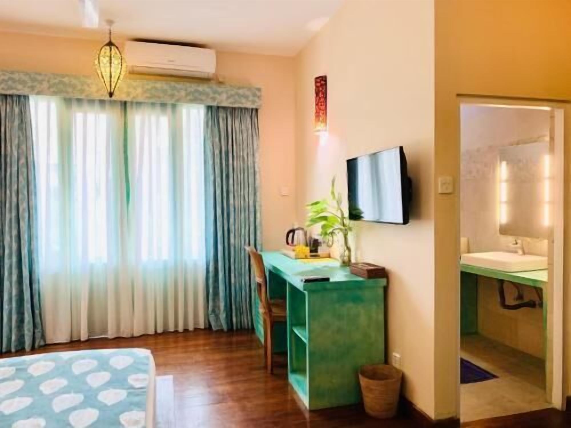Roupas de cama premium, frigobar, cofres nos quartos, escrivaninha
