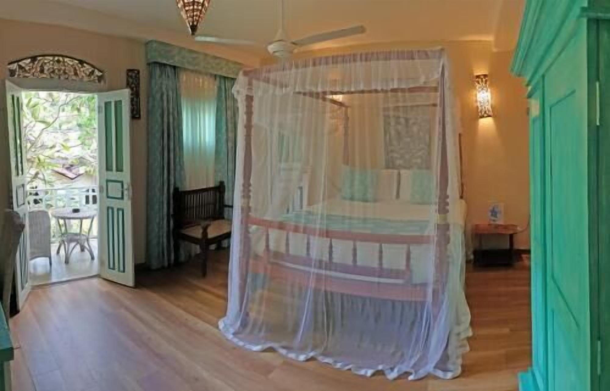 Roupas de cama premium, frigobar, cofres nos quartos, escrivaninha