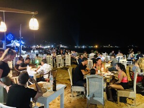 Tempat makan luar