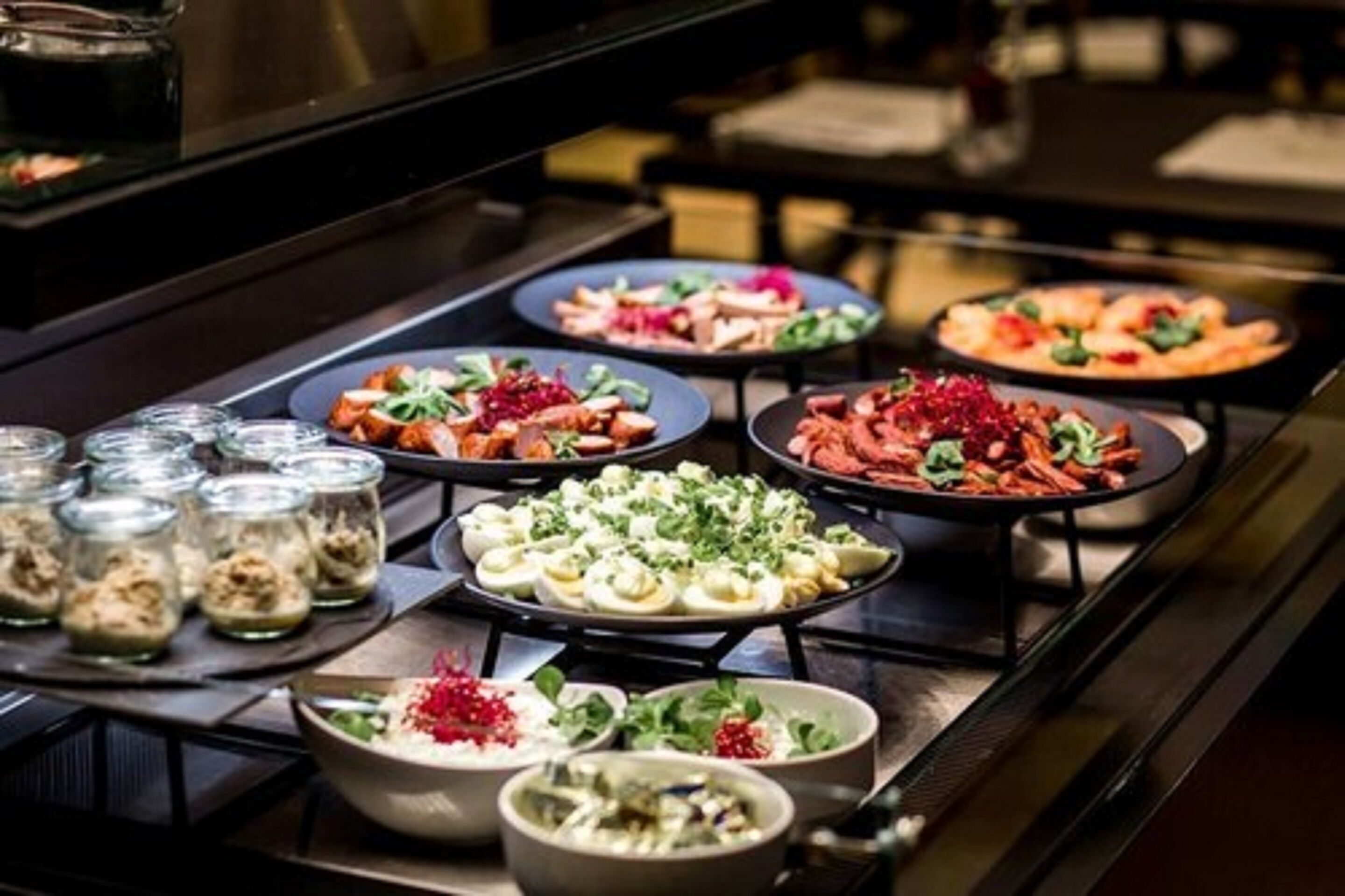 daily buffet breakfast (pln 80 per person)