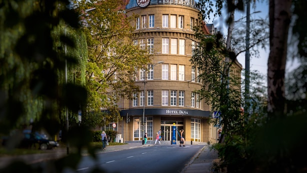 A historic hotel with a dome and classic architecture, featuring a prominent entrance and a well-maintained facade.