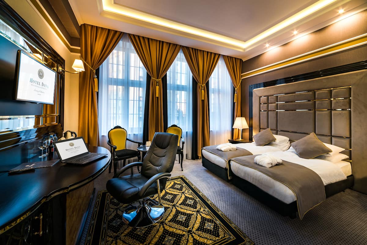 Standard Twin Room | Minibar, in-room safe, desk, soundproofing