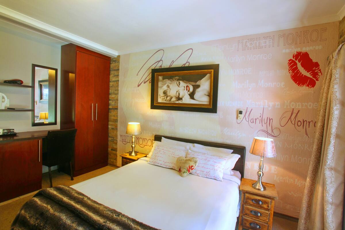 Habitación doble estándar, 1 cama Queen size (Marilyn Monroe) | Ropa de cama de alta calidad y caja de seguridad en la habitación 