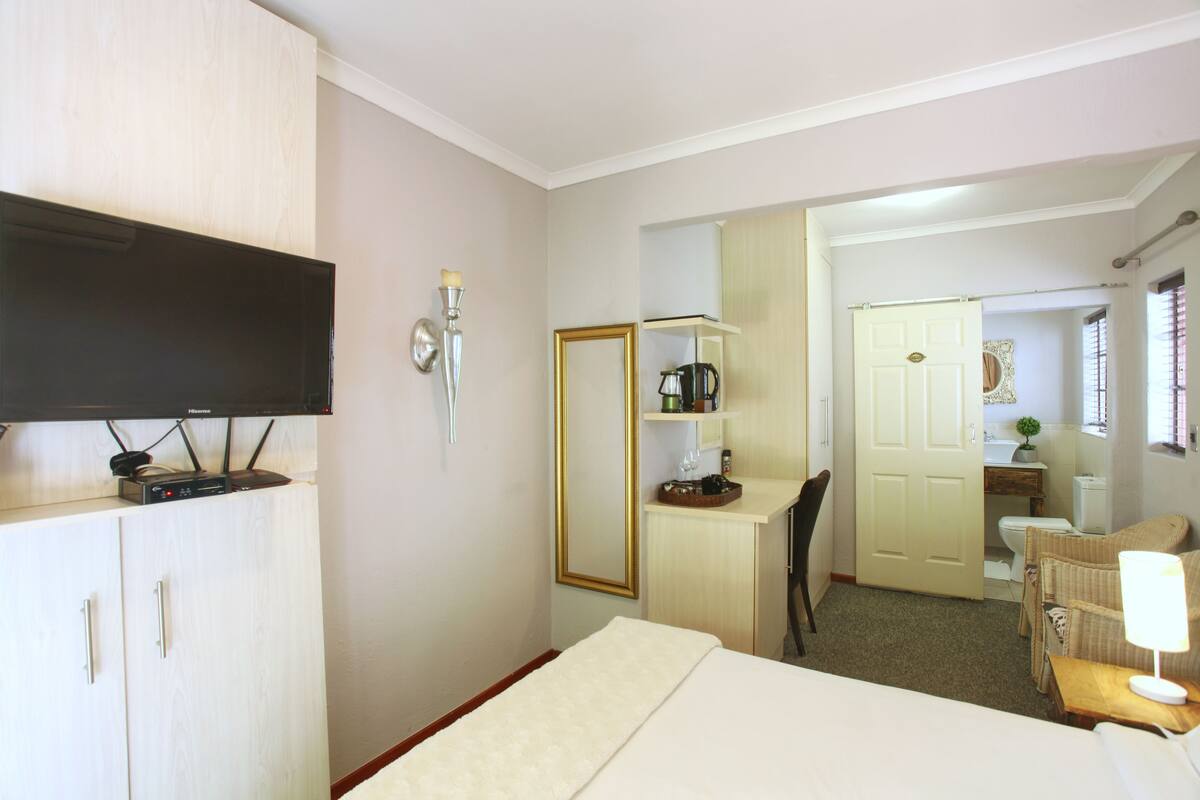 Habitación doble Confort, 1 cama Queen size, vista a la alberca | Ropa de cama de alta calidad y caja de seguridad en la habitación 