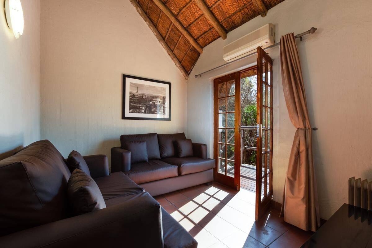 Suite familiar, 2 habitaciones, vista al jardín | Área de sala de estar | Televisión de pantalla plana 
