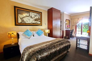 Habitación doble de lujo, 1 cama Queen size | Ropa de cama de alta calidad y caja de seguridad en la habitación 