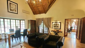 Lobby sitting area - Villa D'or Guest House (Sandton)