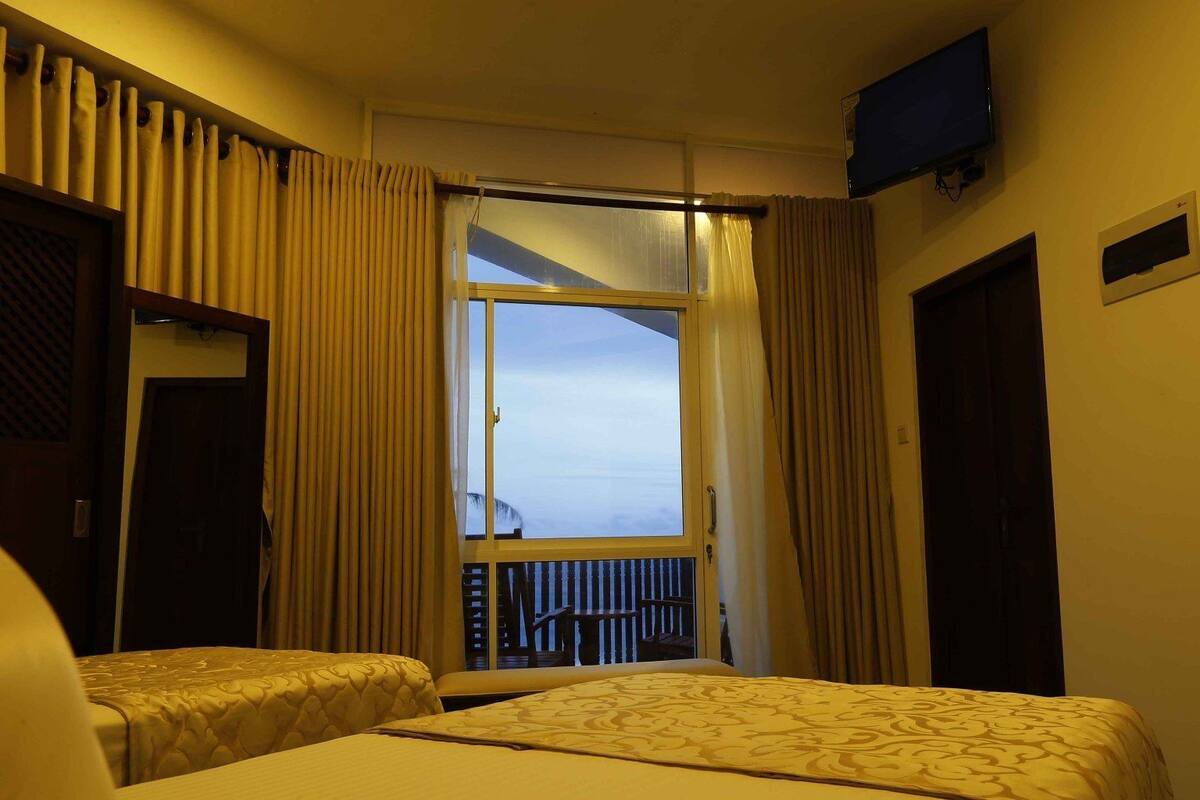 Phòng Deluxe, cạnh bãi biển | Minibar, két bảo mật tại phòng, bàn, phòng cách âm