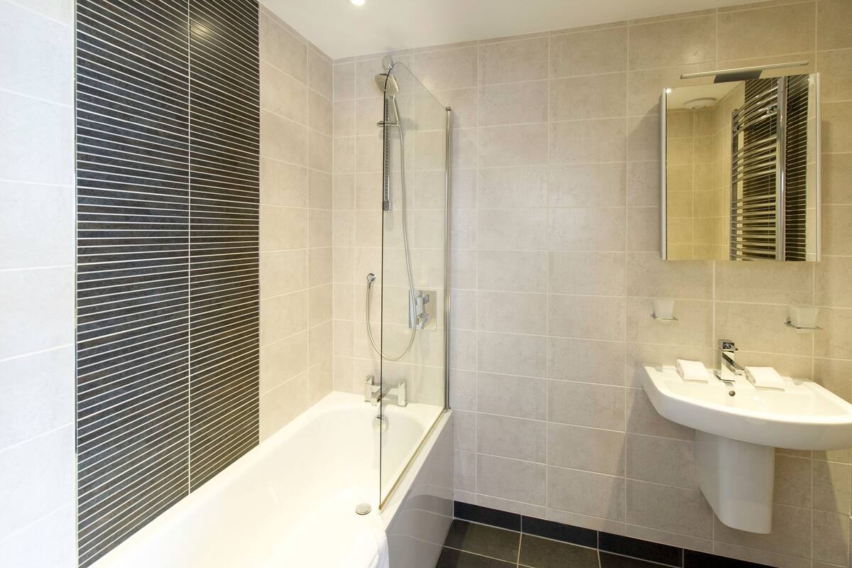 deluxe double or twin room, sea view | bathroom | combined shower/bathtub, free toiletries, hair dryer, bathrobes