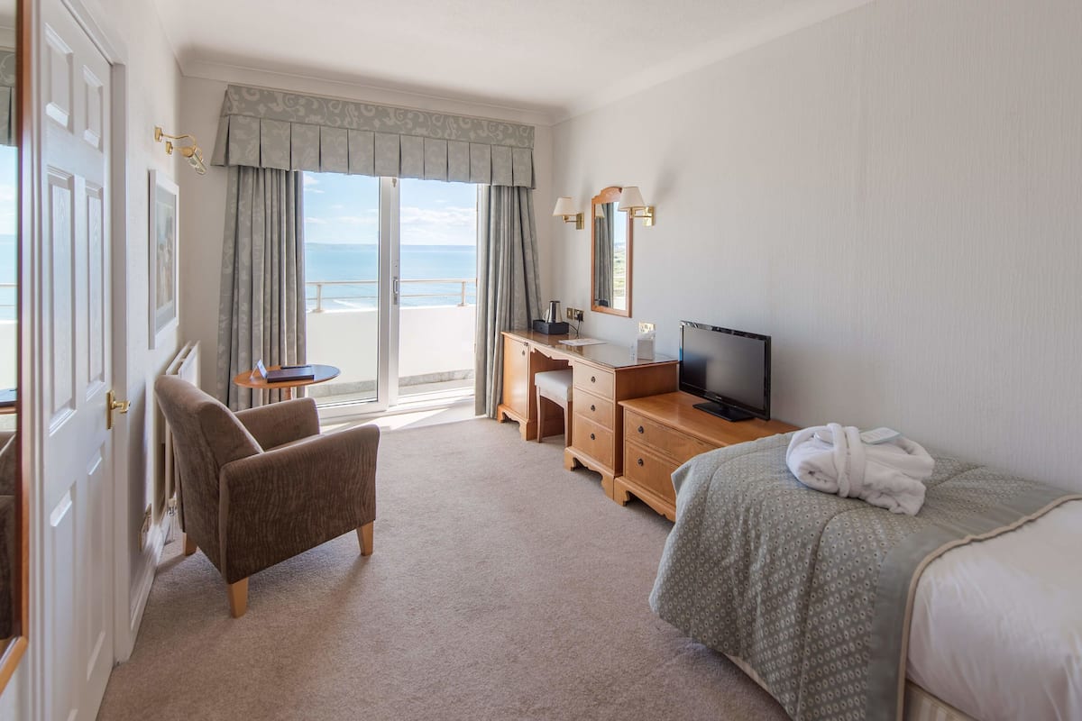single room, sea view | in-room safe, desk, iron/ironing board, free wifi