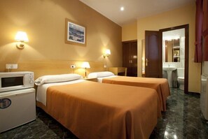 Economy Double or Twin Room | Free WiFi, bed sheets - Hostal Prim (Madrid)
