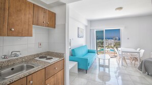 Desk, WiFi (free), bed sheets - Papantonia Hotel Apartments  (Paralimni)