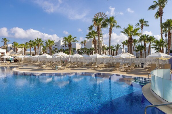 2 outdoor pools, pool umbrellas, pool loungers