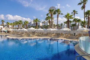 2 piscinas al aire libre, sombrillas, sillones reclinables de piscina