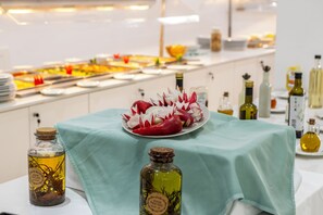 Petit déjeuner, déjeuner et dîner servis sur place