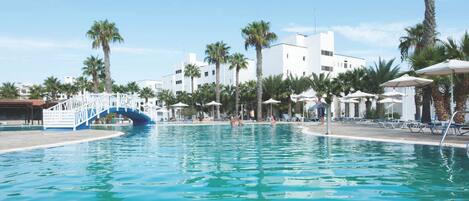 2 piscinas al aire libre, sombrillas, sillones reclinables de piscina