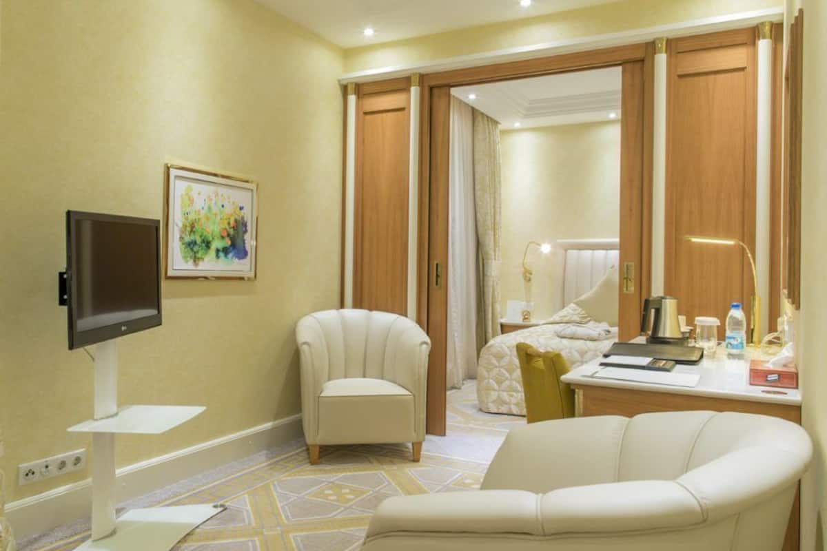 ambassador suite | egyptian cotton sheets, hypo-allergenic bedding, down duvets