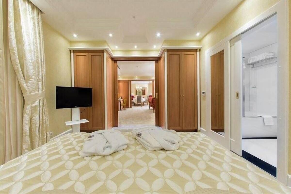 presidential suite | egyptian cotton sheets, hypo-allergenic bedding, down duvets