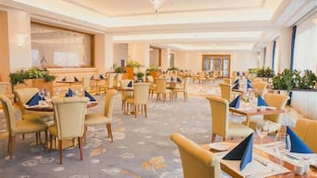 Lunch and dinner served, international cuisine