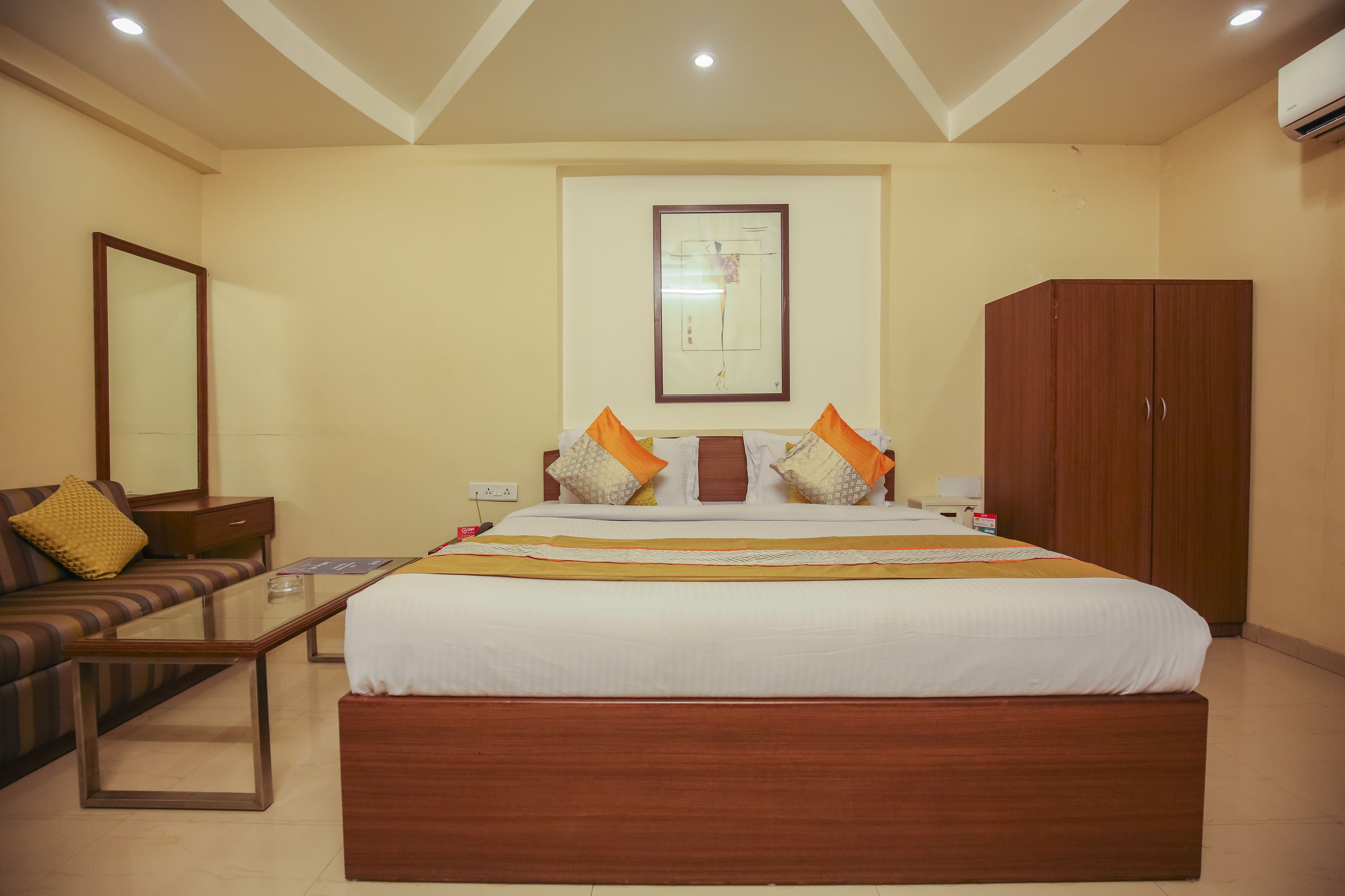 Standard Room, 1 Double Bed, Private Bathroom | Minibar, in-room safe, desk, iron/ironing board