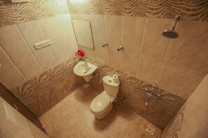 Phòng Tiêu chuẩn, 1 giường đôi, phòng tắm riêng | Phòng tắm | Đồ dùng nhà tắm miễn phí, máy sấy tóc, dép đi trong nhà