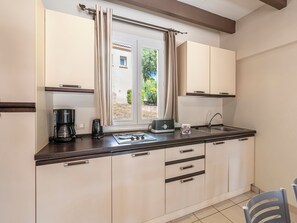 House, 3 rooms, sleeps 7 | Private kitchen | Fridge, microwave, stovetop, dishwasher