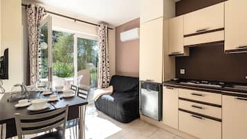 House, 3 rooms, sleeps 4 | Living area | Flat-screen TV