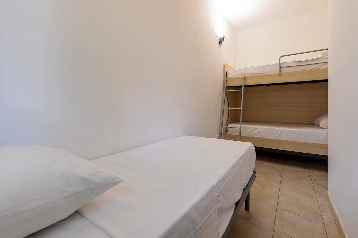 House, 3 rooms, sleeps 6 | 2 bedrooms, cribs/infant beds