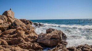 A rocky coastline with waves crashing against the shore. - Vacancéole - Résidence Lisa Maria (Sari-Solenzara)