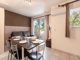 Casa, 1 habitación | Zona de estar | Una televisión de pantalla plana