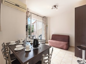 Casa básica, 2 habitaciones | Área de sala de estar | Televisión de pantalla plana 