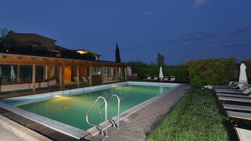 Außenpool (je nach Saison geöffnet), Sonnenschirme, Liegestühle